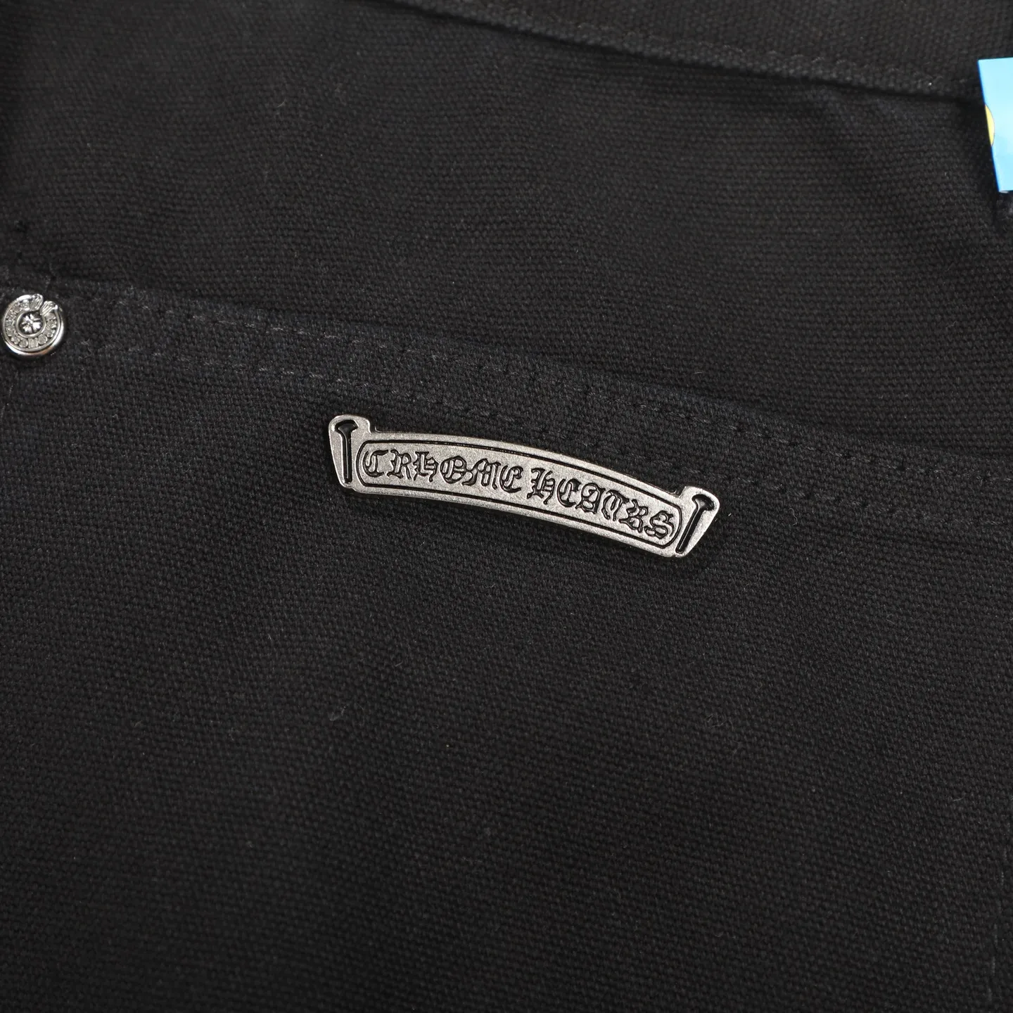 P280 𝐂𝐡𝐫𝐨𝐦𝐞 𝐇𝐞𝐚𝐫𝐭 Kroxin 25SS workwear logging Klein blue leather patchwork limited edition jeans. Kroxin’s pants are particularly outstanding in color design and stand out among similar products. It is made of beaded canvas fabric. After a complicated and delicate washing process, it feels very good when worn on the body and looks high-end and charming. The pants are three-dimensionally cut, with a crisp and stylish shape, smooth lines, and a high level of design. The hardware accessories on the pants are specially customized according to ZP standards. The beaded canvas fabric is originally thick, but after washing it becomes soft and breathable. The small leather label on the pants is specially designed, revealing unique creativity in a simple style. The production process is very exquisite, every stitching is neat and regular, and the details are handled particularly well, showing high quality. Moreover, these pants have a genderless design and can be easily worn by both boys and girls. They are perfectly in line with the current diverse and inclusive fashion trend and look good no matter how you wear them.  Size: S M L XL XXL (28.30.32.34.36) Color: Black